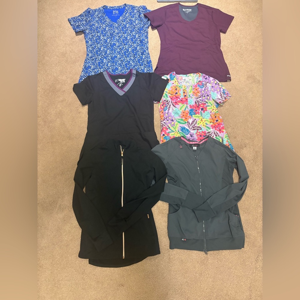 Scrub top bundle size small and xs